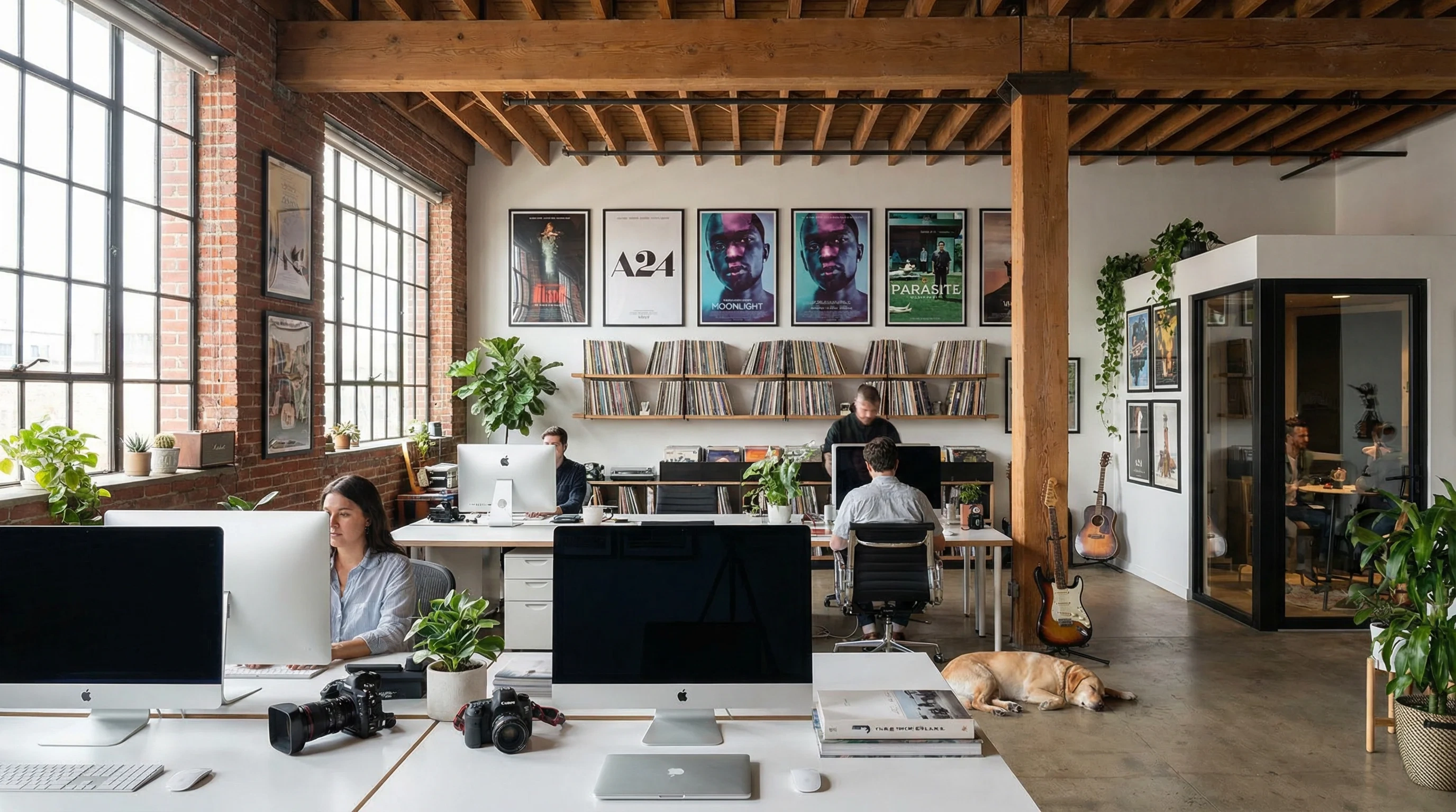 玩偶姐姐编辑团队在创意办公空间中工作的场景